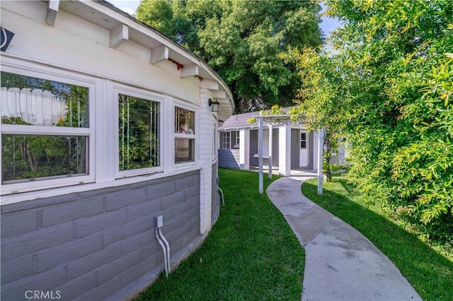 10541 Cliota St, Whittier, CA 90601 - view of grassy yard featuring an outdoor structure