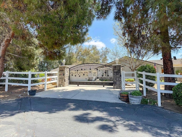 3048 Jason Rd, Fallbrook, CA 92028 - gate featuring fence