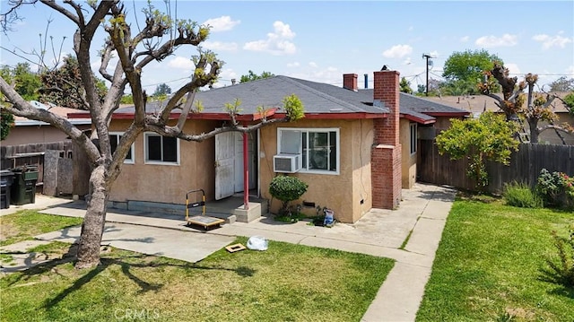 view of front of home featuring stucco siding, fence, and a front yard