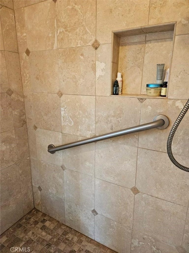 room details featuring tiled shower