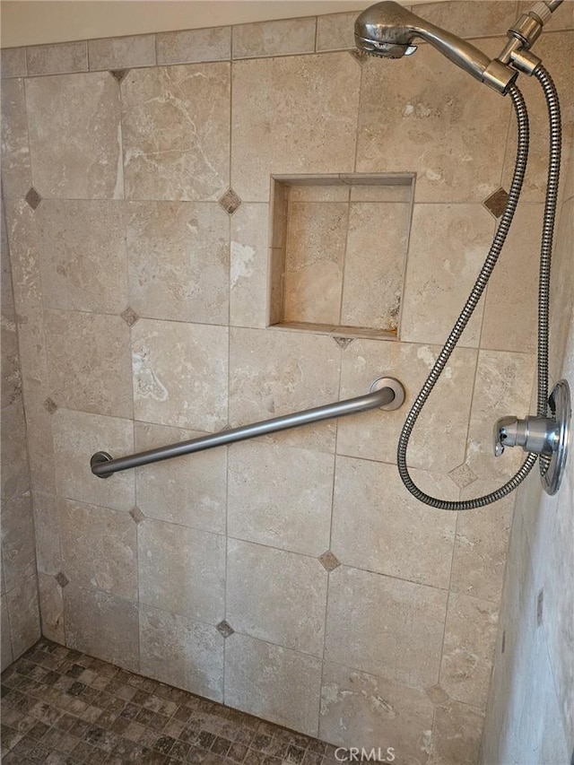 details featuring tiled shower