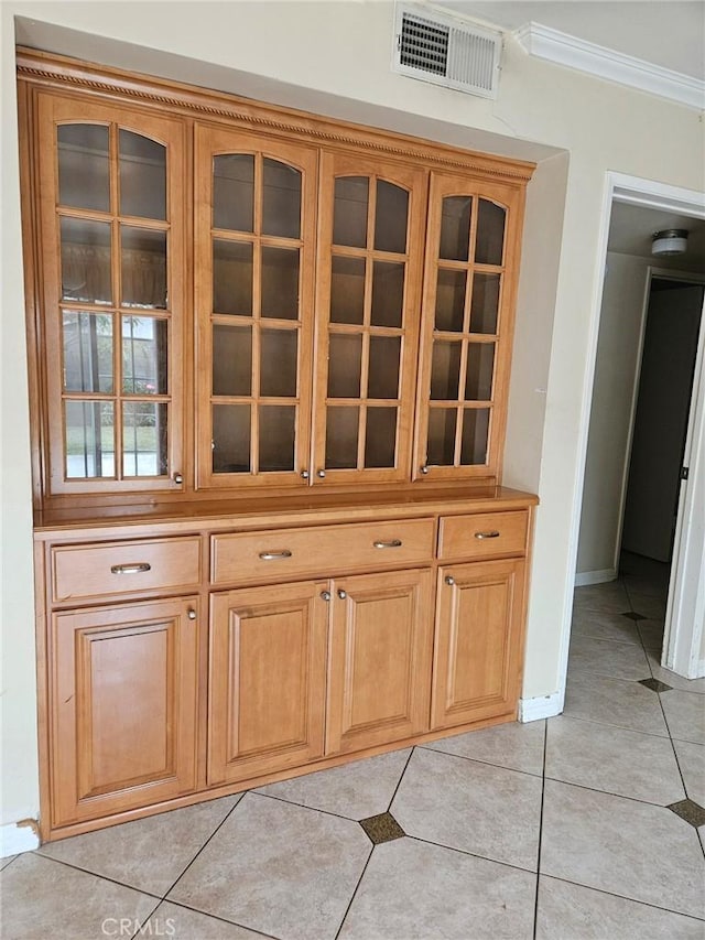 details featuring crown molding, visible vents, and baseboards