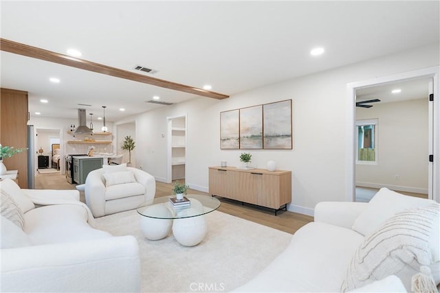 living room featuring visible vents, light wood-style flooring, baseboards, and recessed lighting