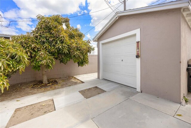 521 N Vine St, Anaheim, CA 92805 - garage with fence
