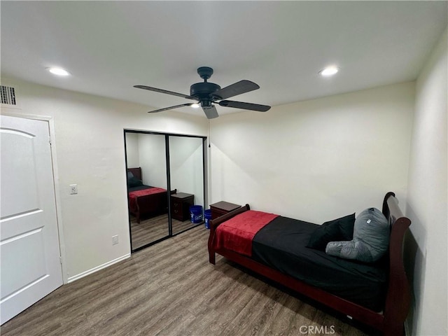 bedroom featuring wood finished floors, visible vents, baseboards, ceiling fan, and recessed lighting