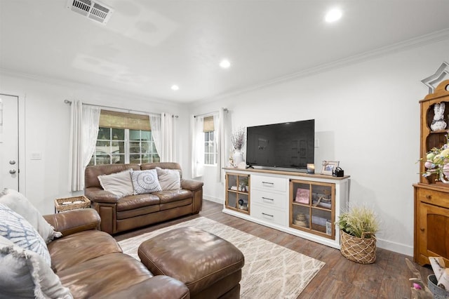 586 Del Mar Ave, Chula Vista, CA 91910 - living room featuring crown molding, wood finished floors, recessed lighting, and baseboards