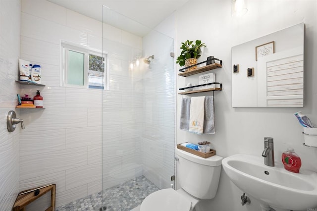 586 Del Mar Ave, Chula Vista, CA 91910 - full bath with a sink, tiled shower, and toilet