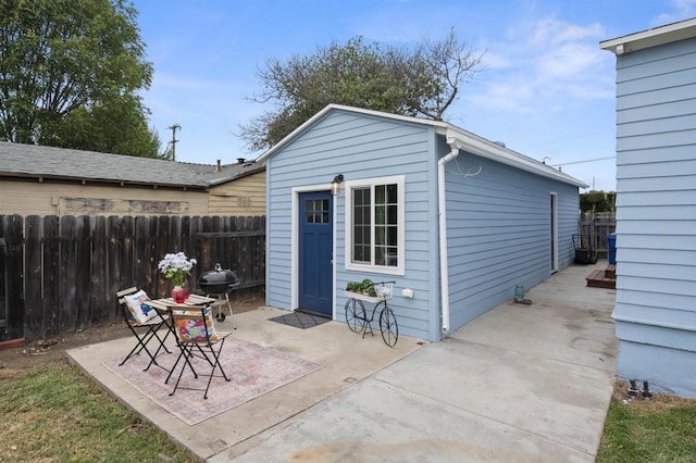 586 Del Mar Ave, Chula Vista, CA 91910 - view of outbuilding with an outdoor structure and fence