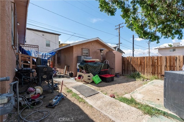 113 E White St, Barstow, CA 92311 - view of yard featuring fence