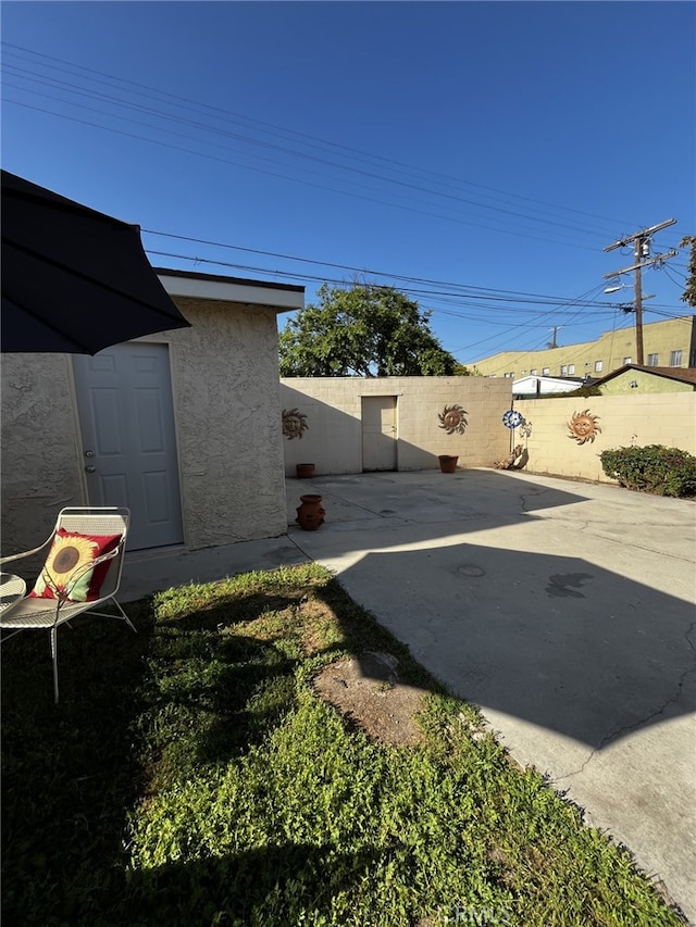 1449 W 45th St, Los Angeles, CA 90062 - fenced backyard featuring a patio area