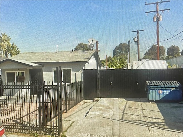 2631 E 124th St, Compton, CA 90222 - view of patio featuring a gate and fence