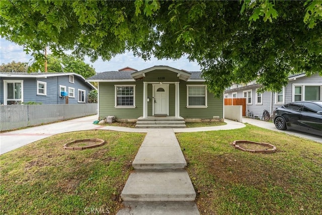 6338 Court Ave, Whittier, CA 90601 - bungalow-style house with fence and a front yard