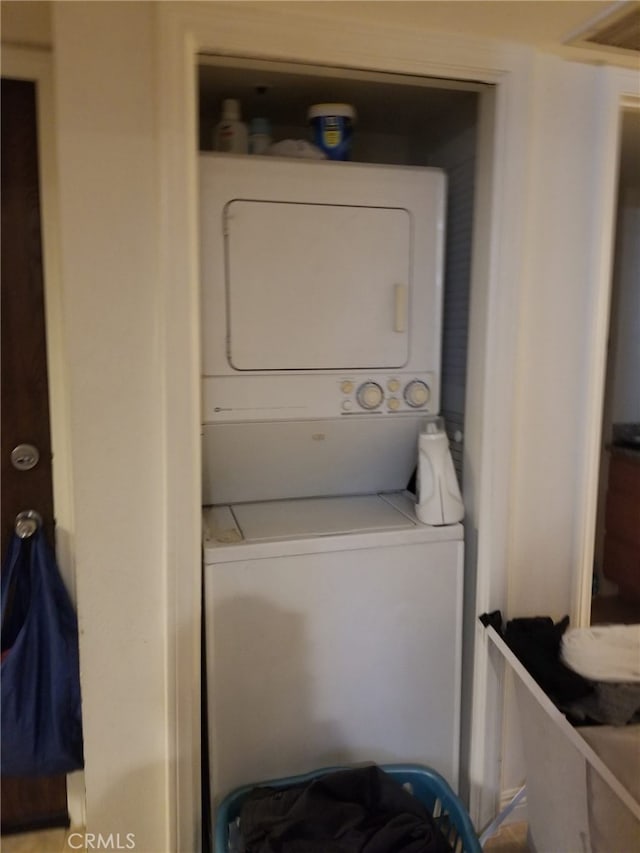 426 N Maryland Ave Unit 103, Glendale, CA 91206 - clothes washing area with stacked washer and clothes dryer
