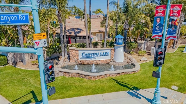 community / neighborhood sign featuring a lawn