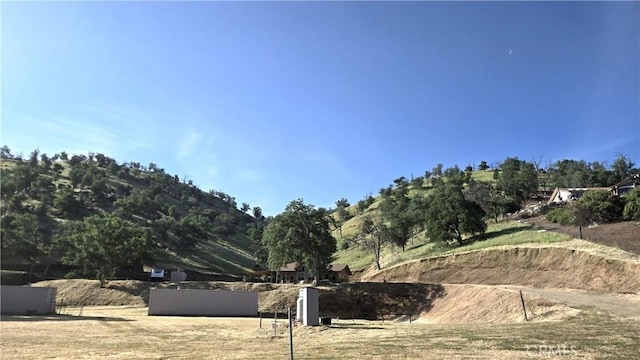 view of yard featuring a mountain view