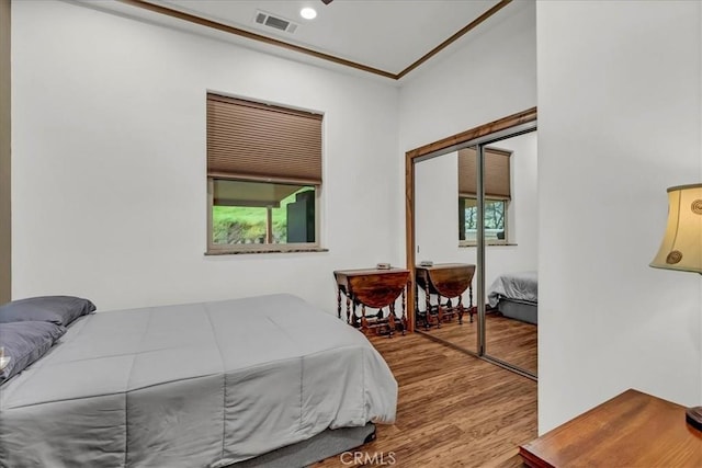 bedroom featuring a closet, visible vents, wood finished floors, and recessed lighting