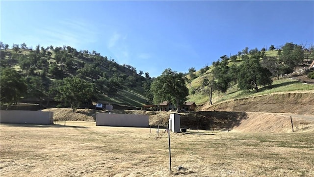 view of yard with a mountain view