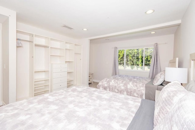 bedroom with baseboards, a closet, visible vents, and recessed lighting