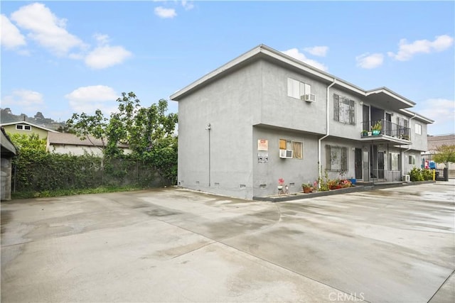 2710 Queen St, Los Angeles, CA 90039 - rear view of house featuring stucco siding and a balcony