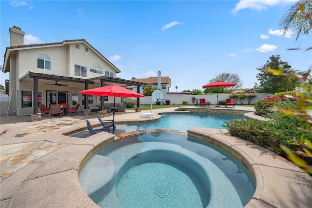 view of swimming pool featuring outdoor dining space, ceiling fan, a pool with connected hot tub, a patio area, and a fenced backyard
