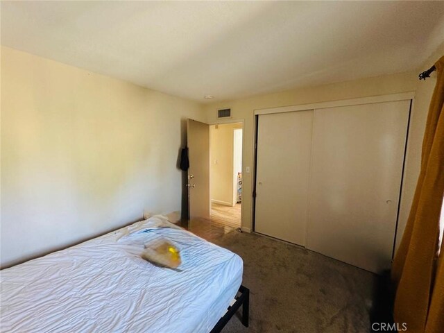 bedroom featuring carpet, a closet, and visible vents