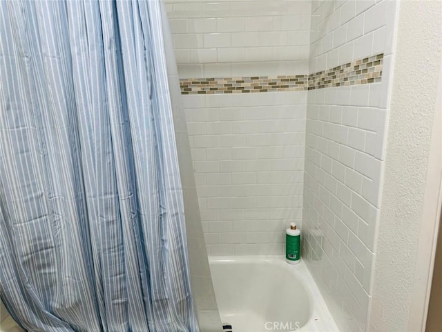 bathroom featuring shower / bath combo