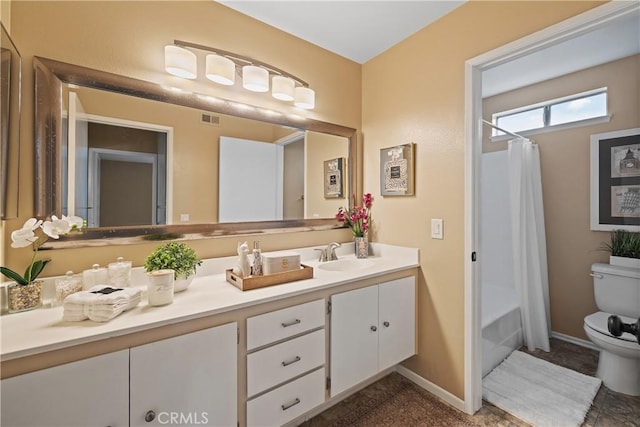 full bathroom with toilet, shower / bath combo with shower curtain, vanity, visible vents, and baseboards