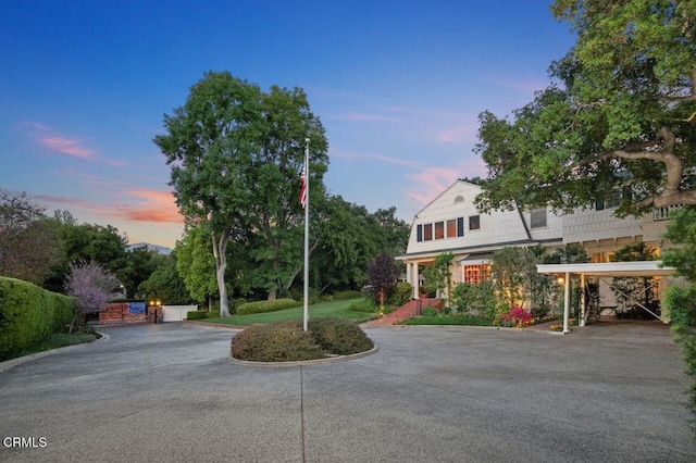 view of front of home featuring a gambrel roof