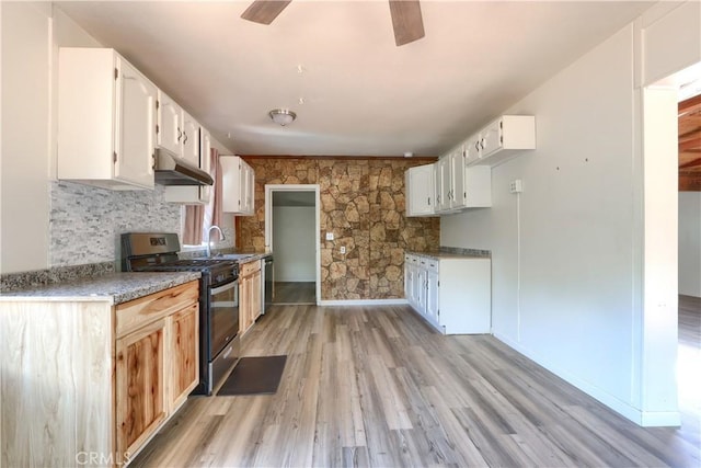 kitchen with a ceiling fan, a sink, stainless steel appliances, under cabinet range hood, and light wood-style floors