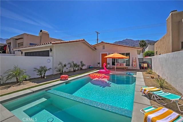 54345 Avenida Carranza Ln, Quinta, CA 92253 - view of swimming pool with a pool with connected hot tub, a mountain view, and a fenced backyard