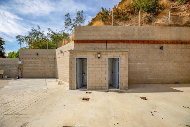 9653 La Tuna Canyon Rd, Sun Valley, CA 91352 - rear view of property with fence and a patio