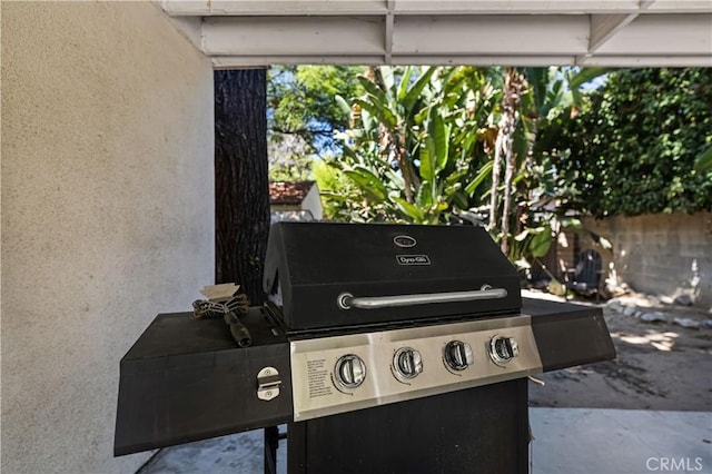 10633 Chiquita St, Toluca Lake, CA 91602 - exterior view of stucco siding and fence