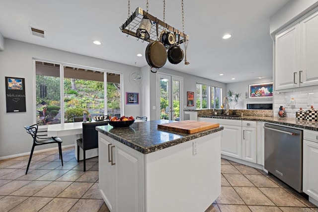 kitchen featuring a sink, visible vents, recessed lighting, dishwasher, and a center island