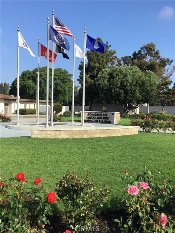view of home's community featuring a yard