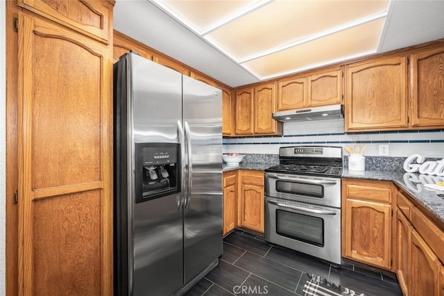 kitchen featuring stainless steel appliances, under cabinet range hood, tasteful backsplash, and brown cabinetry