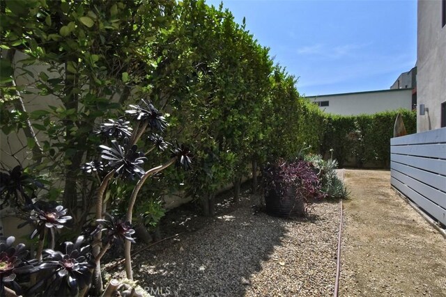 5016 Bakman Ave Unit 306, North Hollywood, CA 91601 - view of yard with fence