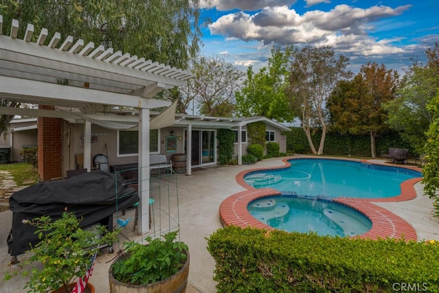 view of pool featuring a patio, a pool with connected hot tub, a pergola, and grilling area