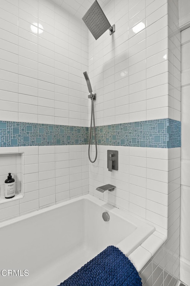 bathroom with bathtub / shower combination