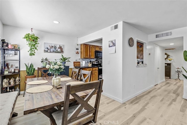 dining space featuring baseboards, recessed lighting, light wood-style flooring, and visible vents