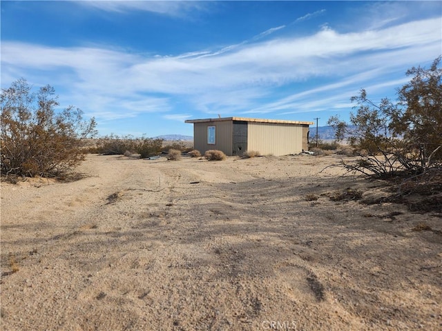 view of outdoor structure with an outbuilding