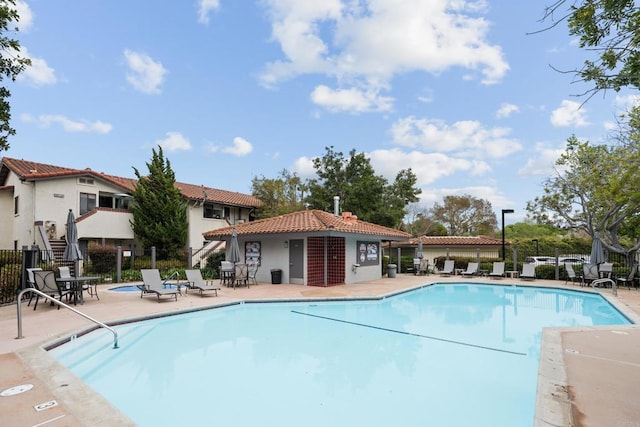 992 Lupine Hills Dr Unit 98, Vista, CA 92081 - community pool with a patio and fence