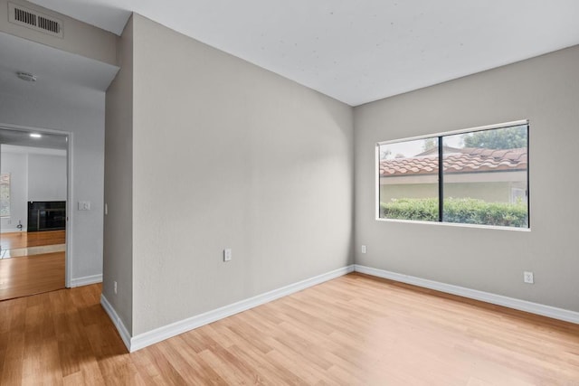 992 Lupine Hills Dr Unit 98, Vista, CA 92081 - empty room featuring light wood-type flooring, baseboards, healthy amount of natural light, and a smoke detector