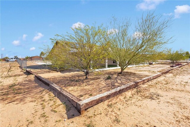 21683 Ramona Rd, Apple Valley, CA 92307 - view of yard featuring fence