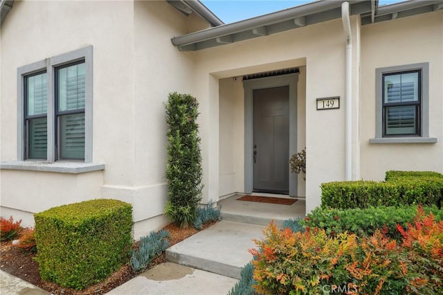 property entrance featuring stucco siding