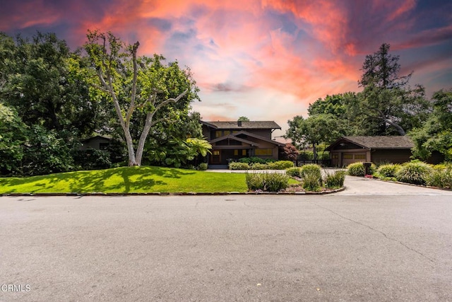 view of front of house featuring a front lawn, driveway, and a garage
