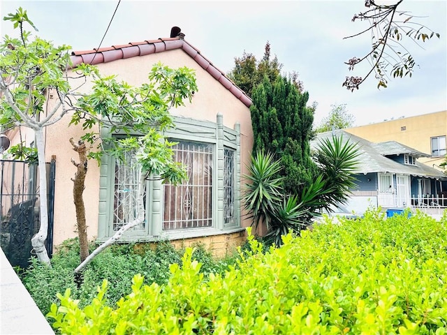606 W 57th St, Los Angeles, CA 90037 - view of home's exterior with stucco siding
