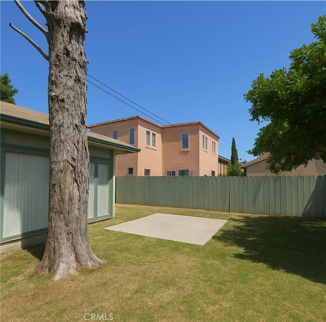 606 W 57th St, Los Angeles, CA 90037 - view of yard featuring a patio