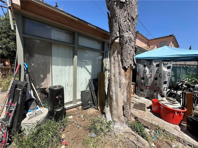 606 W 57th St, Los Angeles, CA 90037 - view of side of property