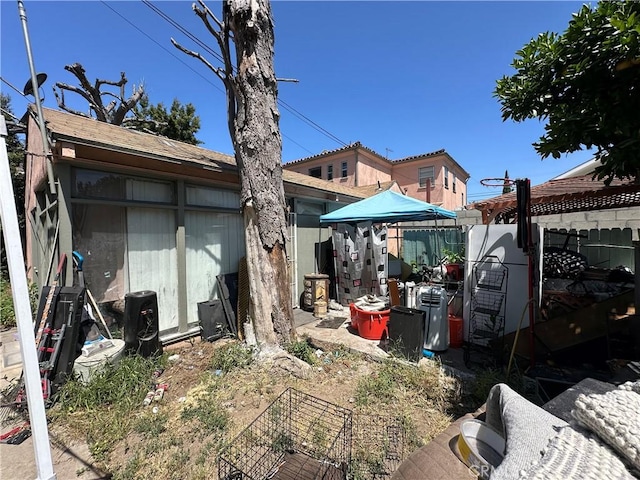 606 W 57th St, Los Angeles, CA 90037 - back of property featuring a fenced backyard