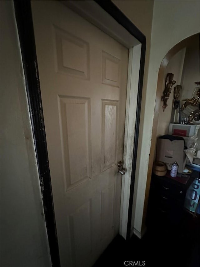 606 W 57th St, Los Angeles, CA 90037 - detailed view of arched walkways